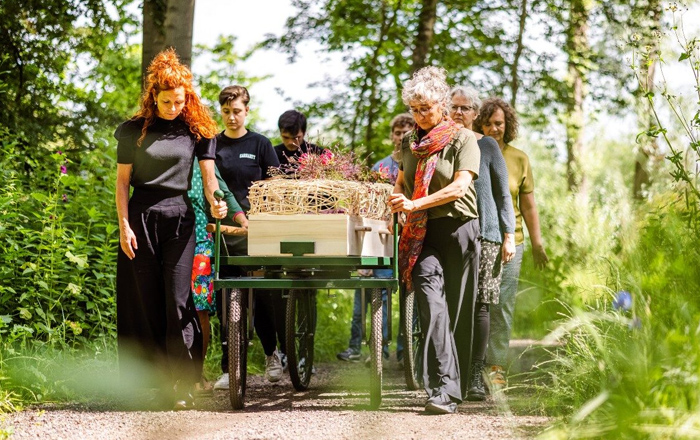 Natuurbegraven met loopkoets